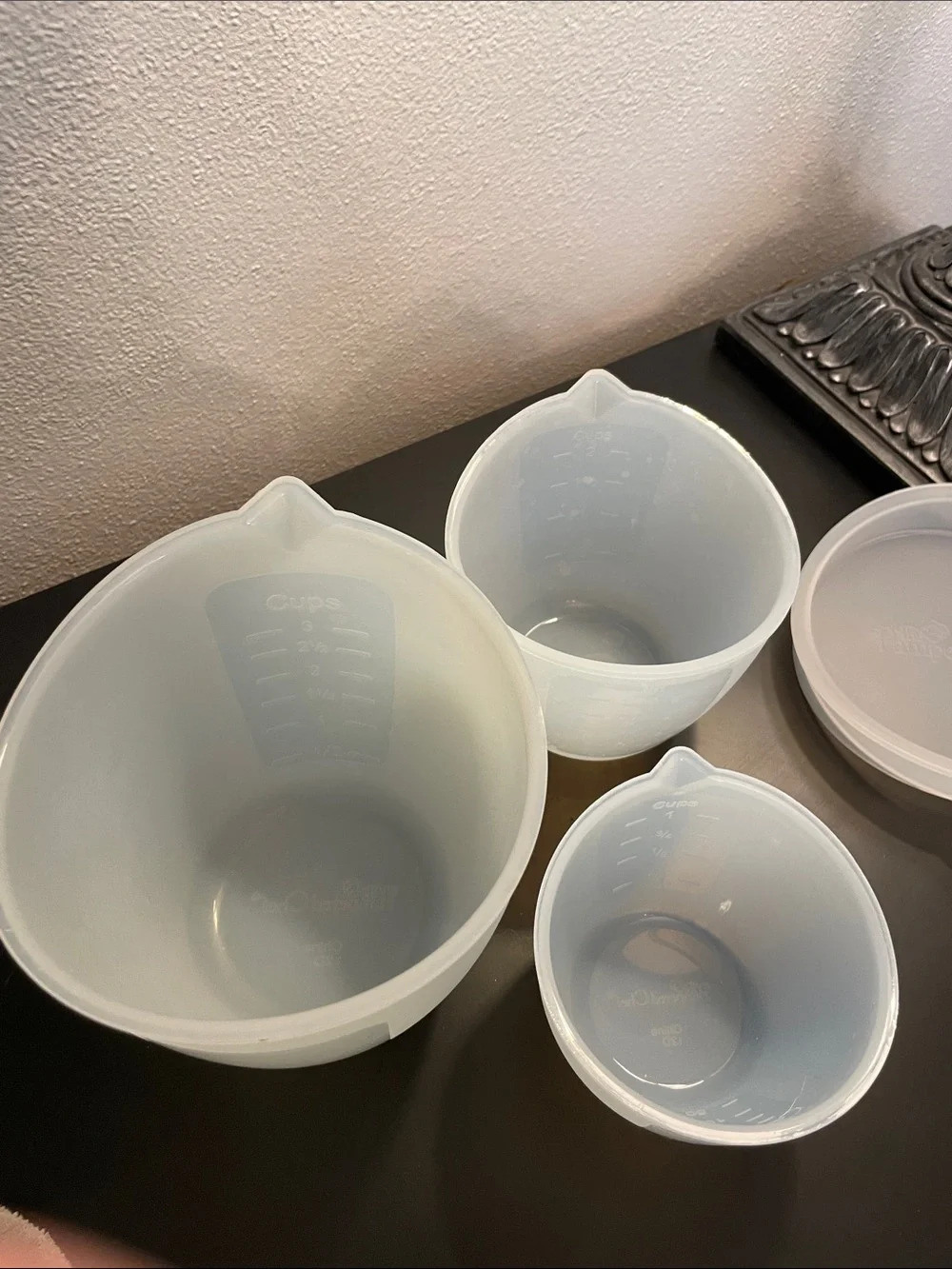 Like New The Pampered Chef Set of 3 Silicone Prep Measuring Bowls with Lids